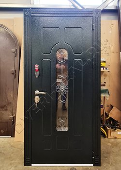 Черная дверь с антивандальным покрытием со стеклом и ковкой