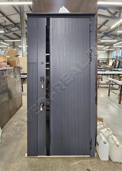 Входная дверь в современном стиле