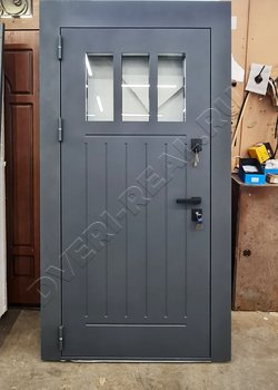 Металлическая дверь со стеклом и окном в коттедж