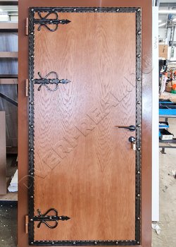 Стальная дверь с ковкой в частный дом