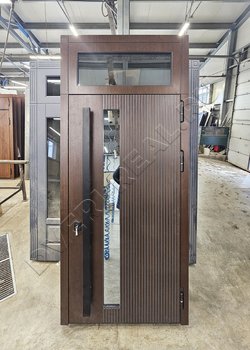 Уличная дверь с фрамугой